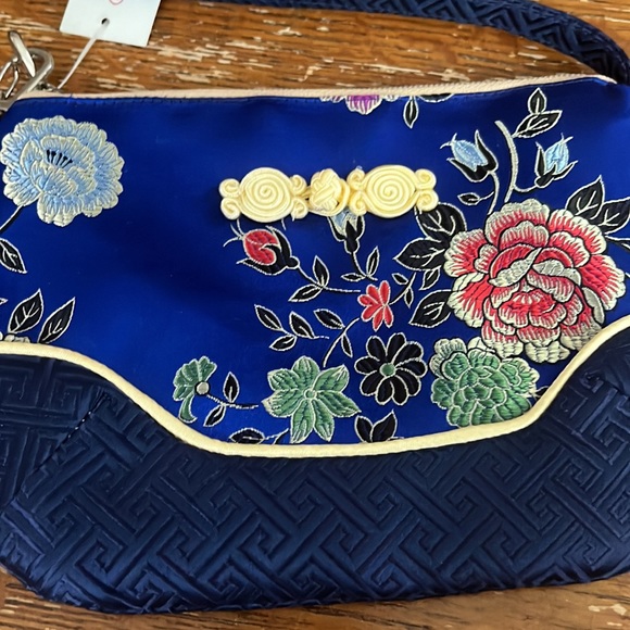 Beautiful Chinese Blue Purse with flowers - Picture 2 of 8